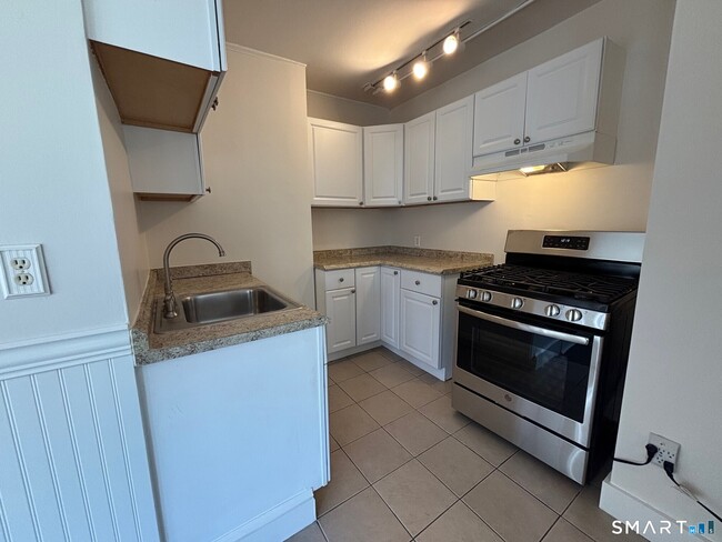 Building Photo - 52 Hoyt St