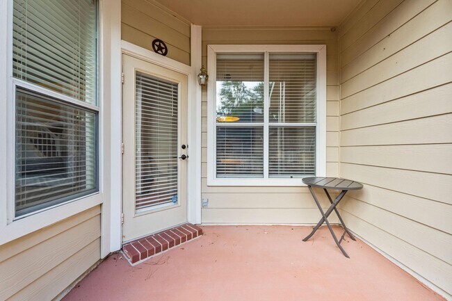 Building Photo - 7 S Avonlea Cir