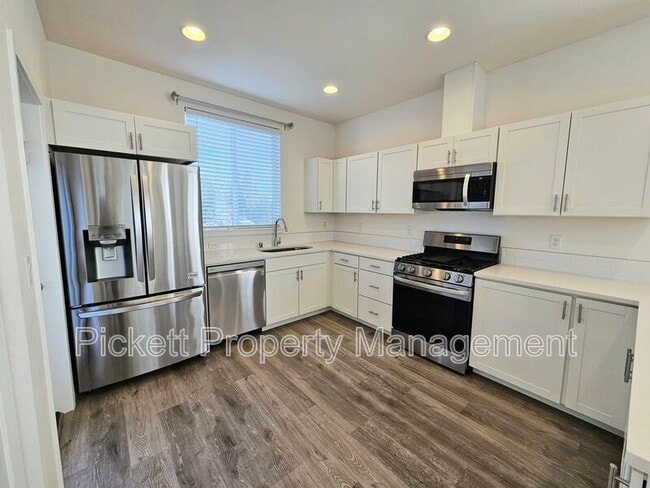 Building Photo - 946 NW Highgarden Dr