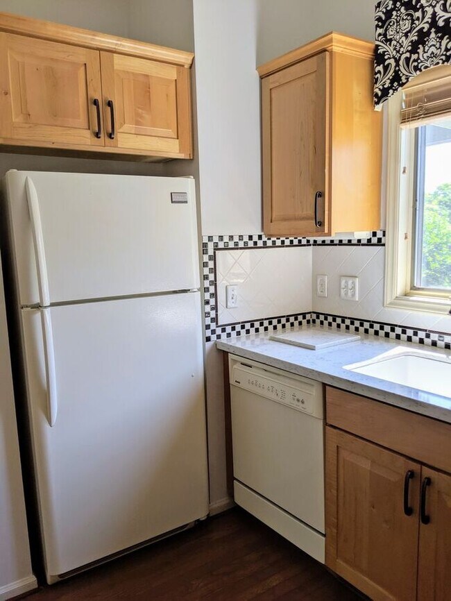 Building Photo - Condo Rental in Great Asheville Location!