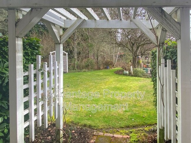 Building Photo - 1720 SW Brooklane Dr
