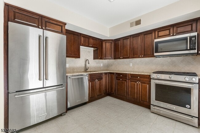 Building Photo - 6-06 Cross Meadows