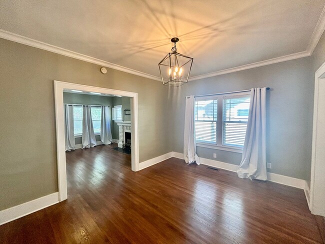 Building Photo - Absolutely stunning 1921 Craftsman style b...
