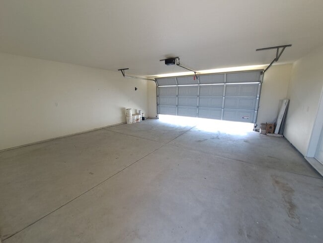 Building Photo - Huge Yard & HVAC!