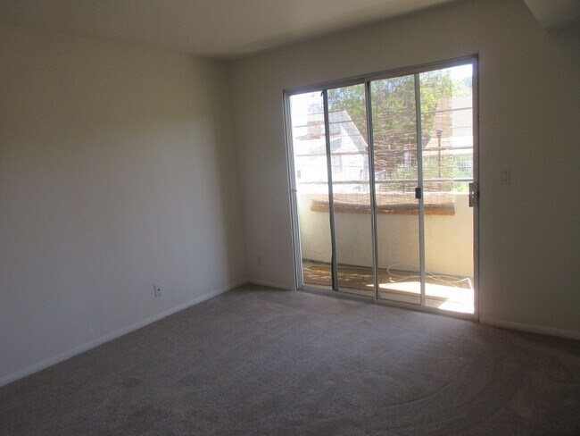 Building Photo - Beautiful Condo in the heart of Studio City
