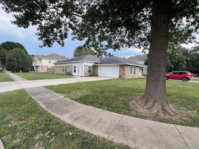 Building Photo - 985 N Daisy Ln