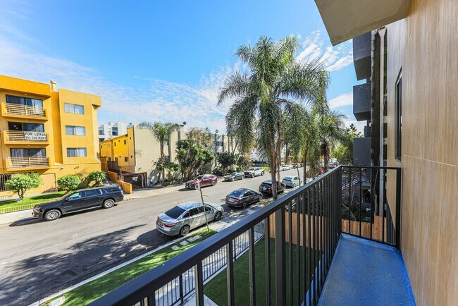 Building Photo - 1237 N Orange Dr