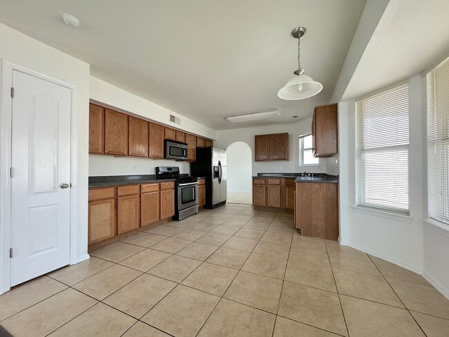 Building Photo - West El Paso 3bed 2.5bbath refrig A/C Home