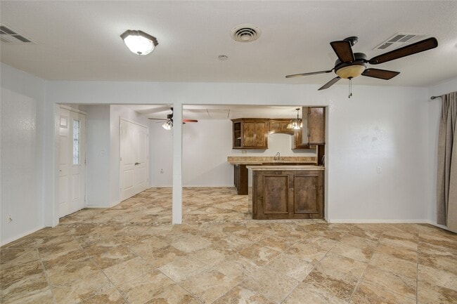 Building Photo - 811 W 7th St