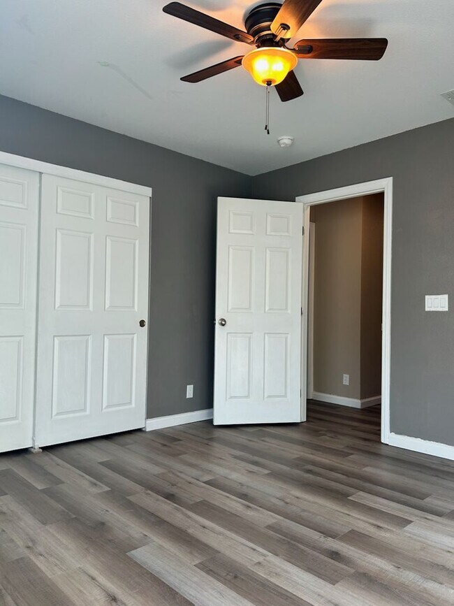 Building Photo - Please contact Vaughn Realty to set up an appointment, 760-446-6561