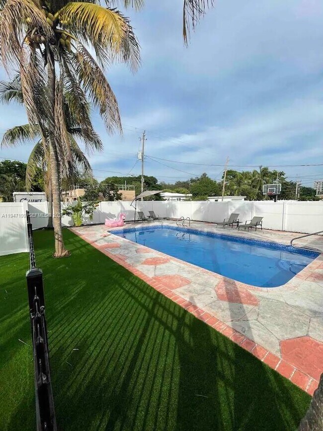 Building Photo - 1925 Dewey St