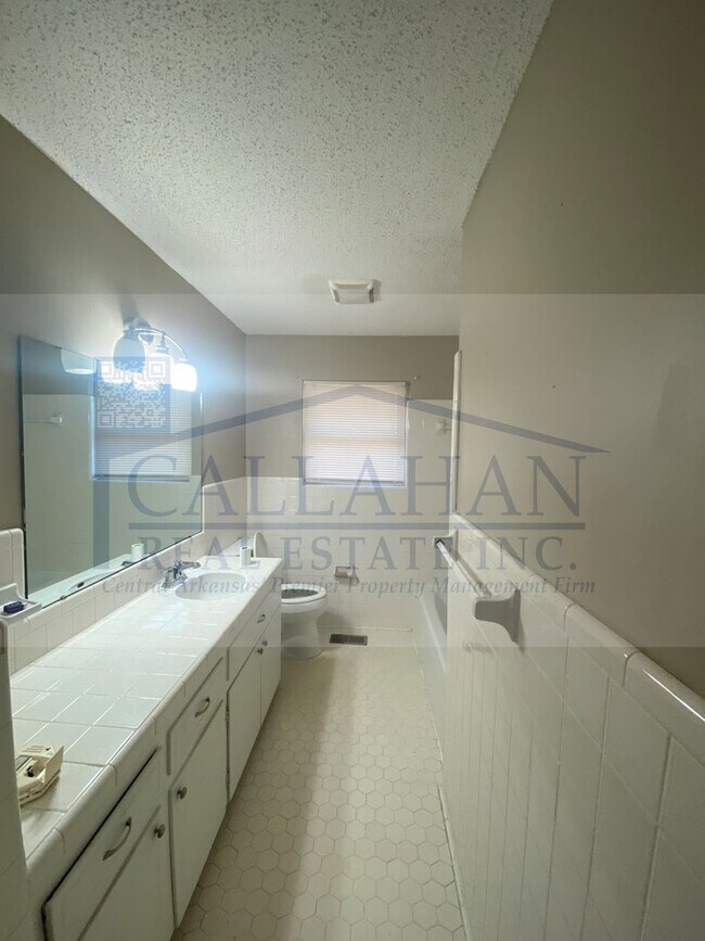 Building Photo - 303 S Longfield Ave