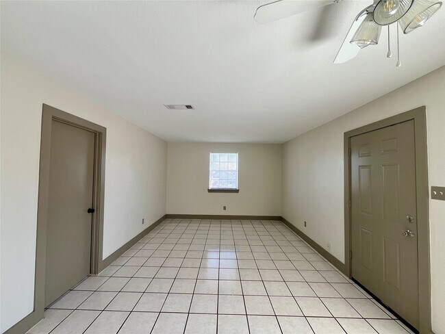 Building Photo - 1042 W Village Ct