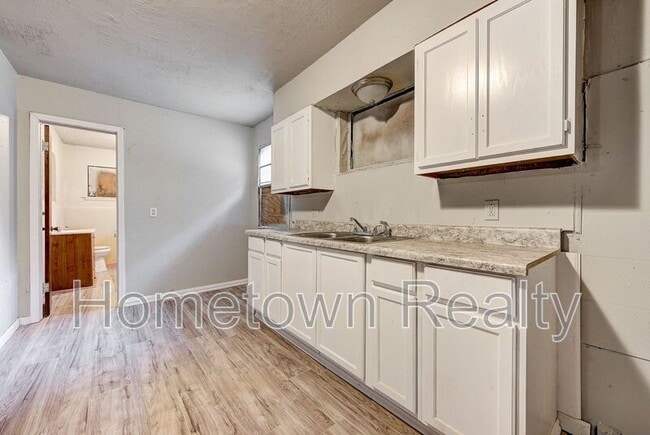 Building Photo - 1135 N Billen Ave