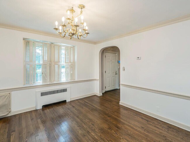 Building Photo - 221 Manhasset Ave