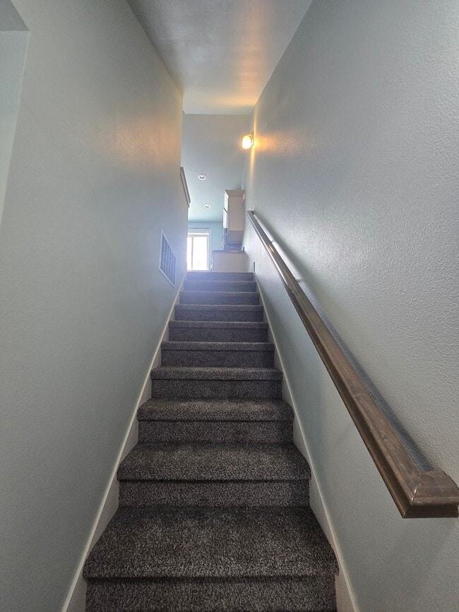 Building Photo - Beautiful 2 bed 1.5 bath townhome
