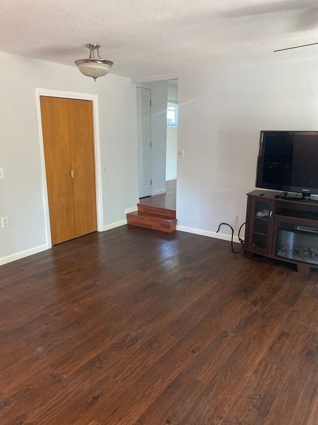 Building Photo - Charming 2 bedroom, 1 bathroom house with ...