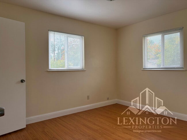 Building Photo - Wonderful, 3BD/2BA, Home off Bell St. and ...
