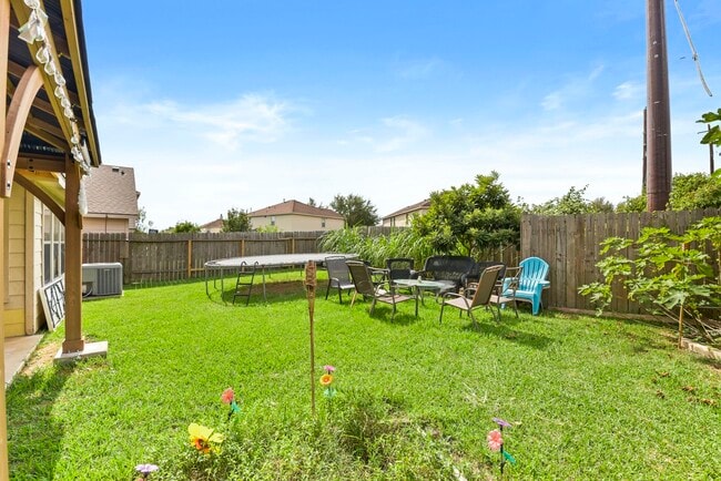 Building Photo - 1022 Americana Dr