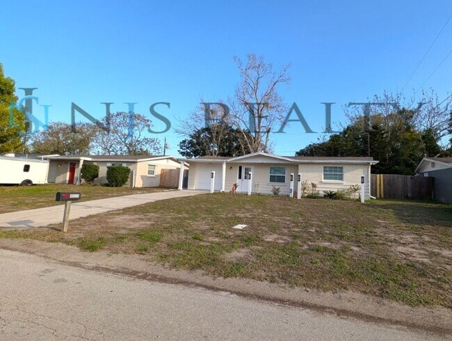 Building Photo - Fabulous 3/1/1 980 Sq. Ft. with NEW AC, NEW flooring, UPDATED kitchen & bath with GRANITE counter...