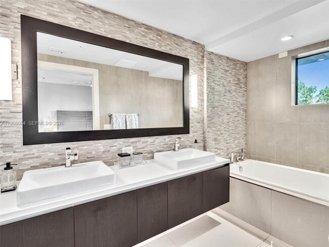 Building Photo - 3040 N Ocean Blvd