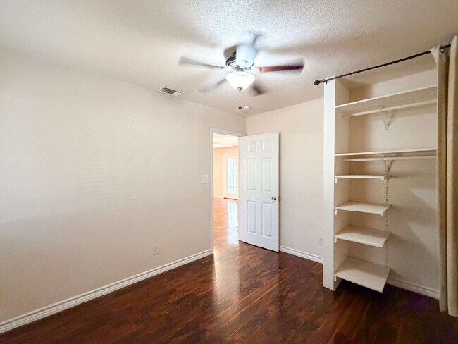 Building Photo - Beautiful 6 bed, 2 bath home in Burleson!