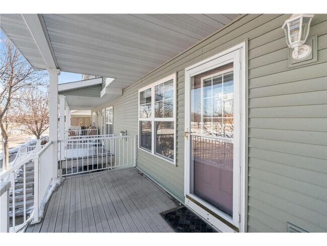 Building Photo - Sparkling Like-New 3 Bedroom Plus Office/L...