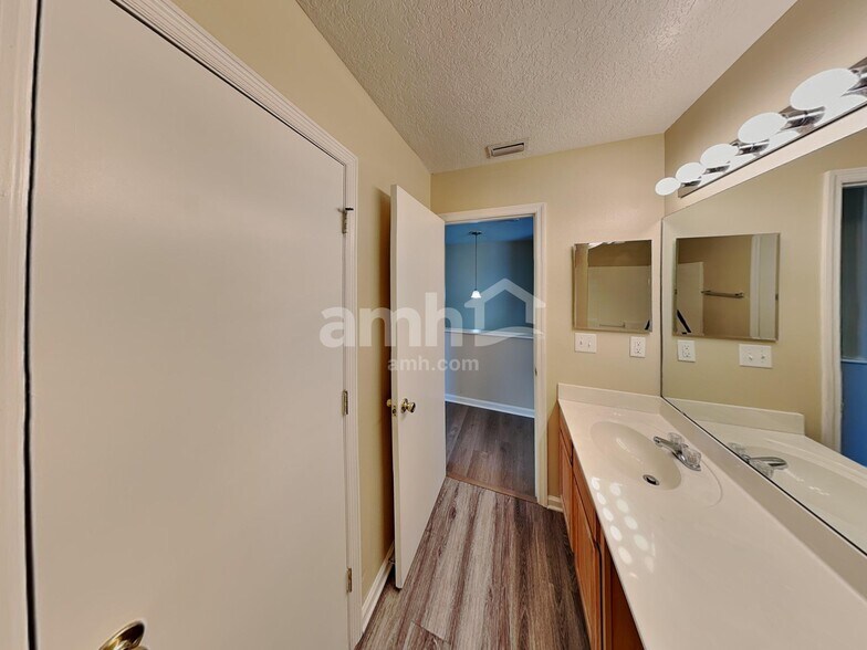 Building Photo - 12762 Megan Jean Ct