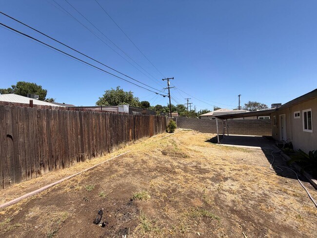 Building Photo - WoW! Newley Remodeled 3 BD 1 Ba house with a 1 Car Garage in East Bakersfield