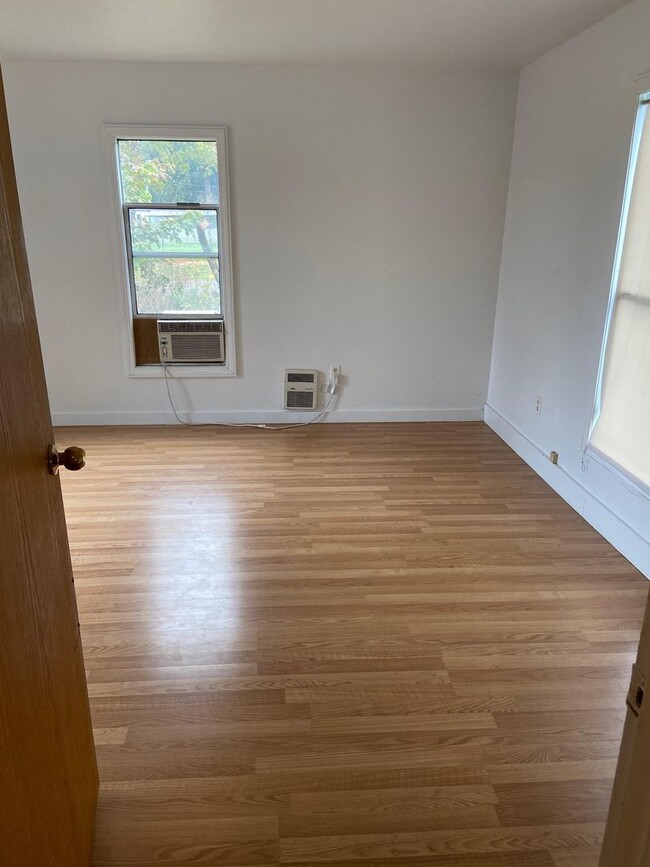 Building Photo - Cozy House