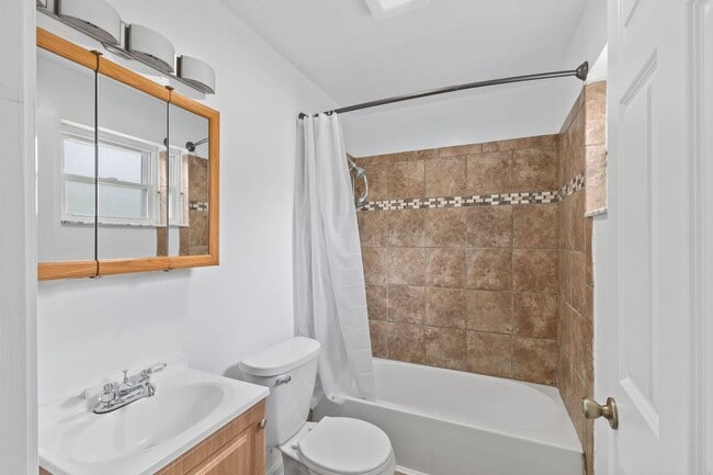 Building Photo - COLLEGE HILL- amazing 3 bedroom, 1.5 bathr...