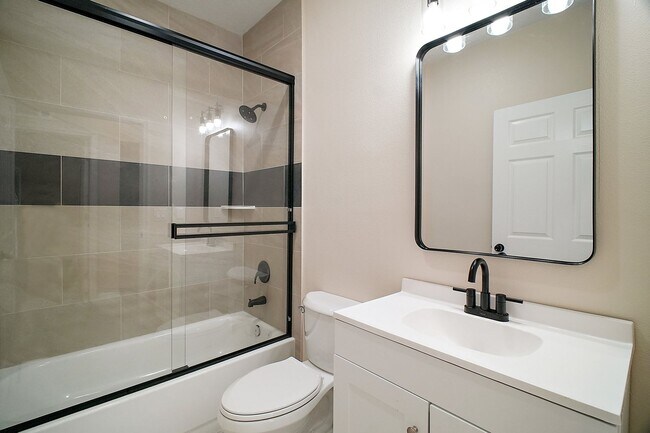Building Photo - Luxury 2 Bed 2 Bath, Downtown Eustis Full ...