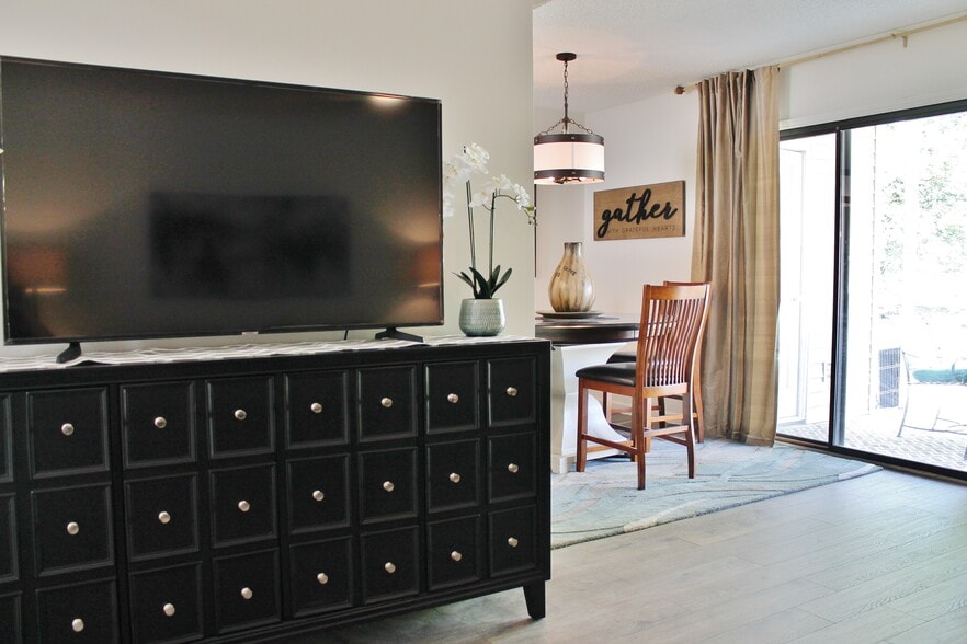 Building Photo - 7805 Renaissance Ct