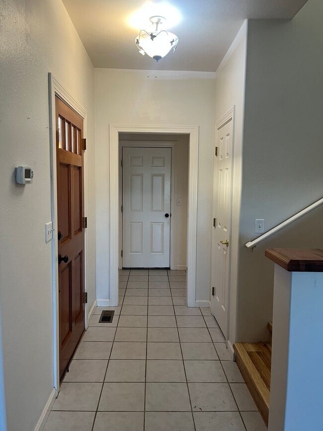 Building Photo - 2 Bedroom 2.5 Bath House