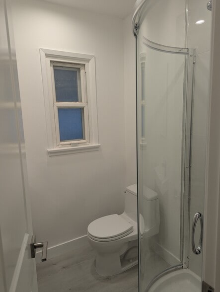 Building Photo - 1906 N Hollywood Way