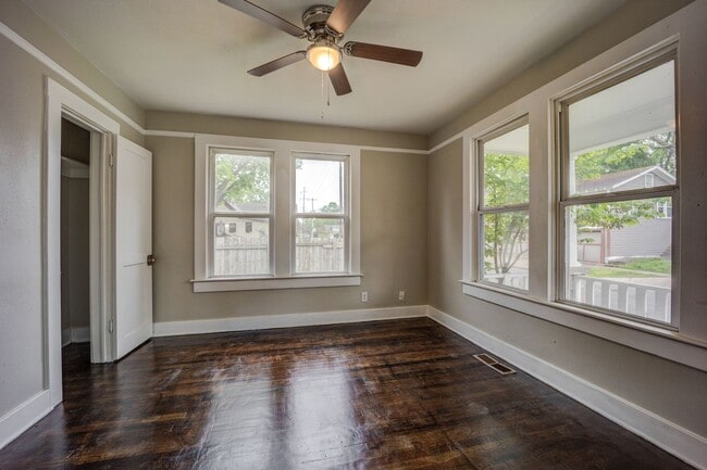 Building Photo - Freshly Updated 2 Bedroom House