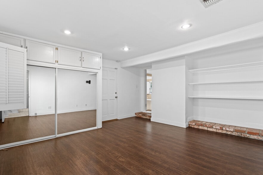 Building Photo - 11953 Collins St