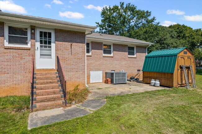 Building Photo - 3 Bedroom / 2 Bathroom Home on .78 Acres