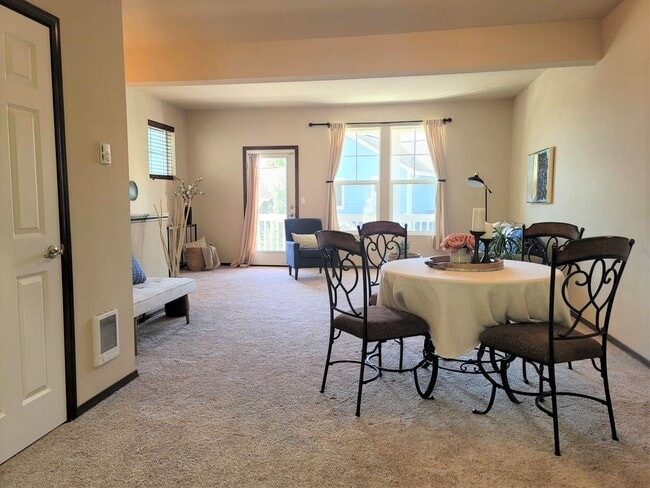 Building Photo - 2 Bedroom Townhome in Beautiful Poulsbo Place