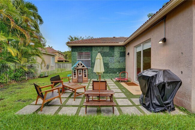 Building Photo - 930 Bluewood Terrace