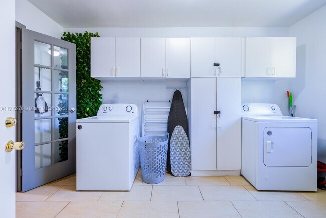 Building Photo - 312 N Luna Ct