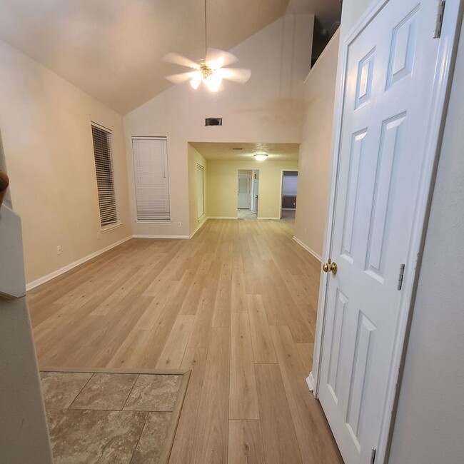 Building Photo - 16786 N Blue Jay Dr