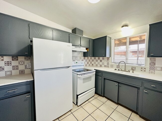 Building Photo - 2 Bedroom 1.5 Bath in Desired Area w/ Fenc...