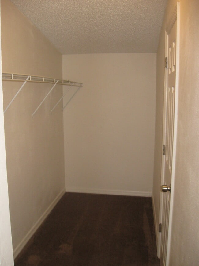 Building Photo - 18423 Hewlett Rd