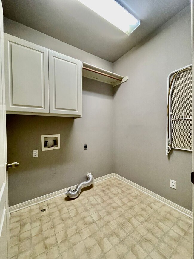 Building Photo - Elegant, Spacious Home Backing Up To Greenspace