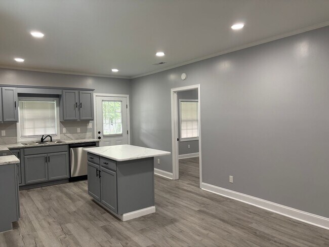 Building Photo - Fully renovated 3 bedroom 2 bathroom house!   Lawn Care Included