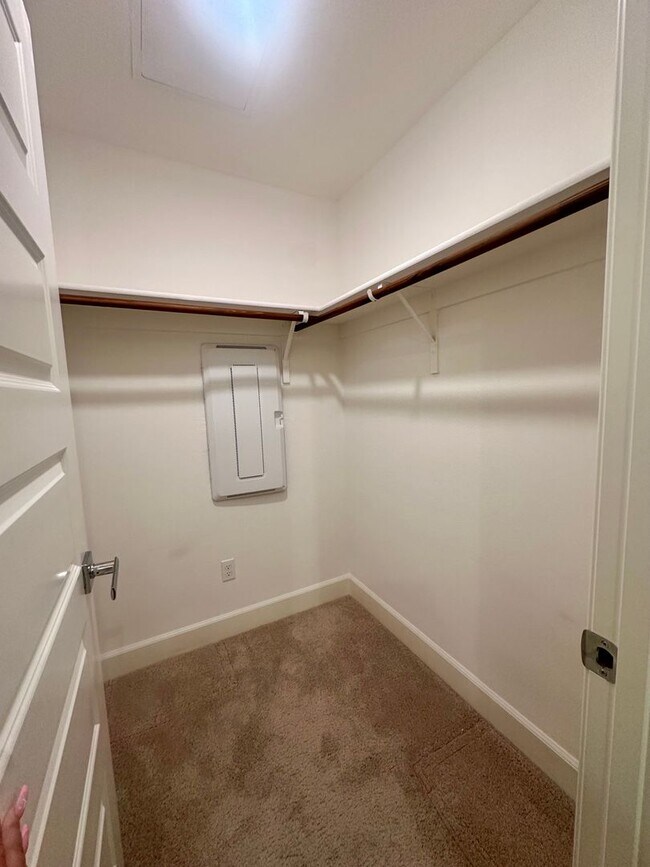 Building Photo - Mission Blvd 2 Bedroom 2 Bath Unit!