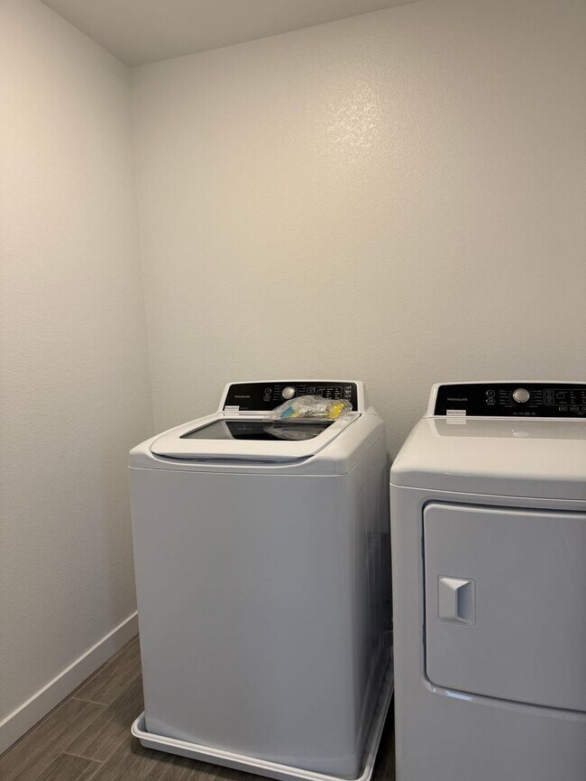 Building Photo - Beautiful 3 bed /2.5 bath Waiting For You!  SOLAR!!  Please read entire ad for viewings!