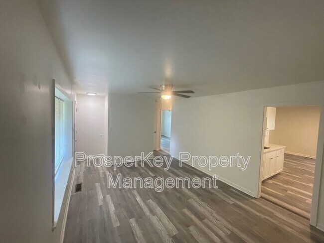 Building Photo - 246 Pinetree Cir