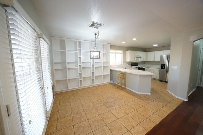 Building Photo - SHOWINGS AVAILABLE NOW